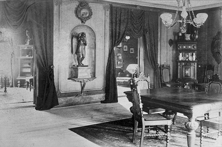 Interiör av matsalen i Theodor Flensburgs hem i Flensburgska huset på
hörnet av Skomakaregatan och Södergatan i kvarteret Oscar. Foto: Okänd fotograf
/ Malmö museum.