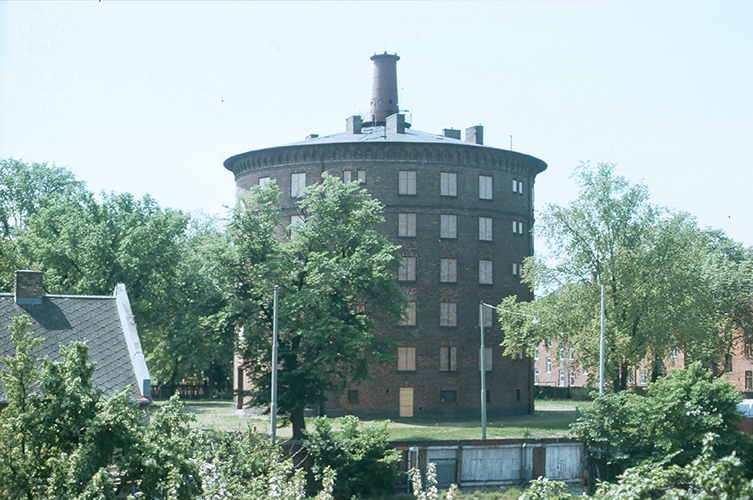 Fotografi på Kirsebergs vattentorn, en rund byggnad i rött tegel. 