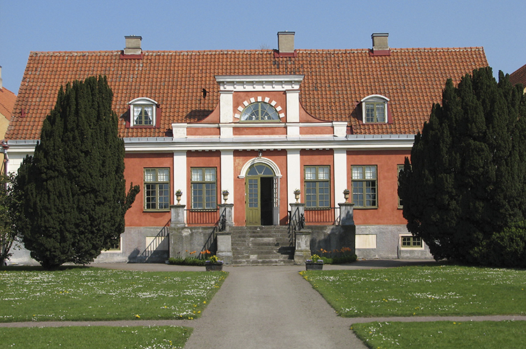 Fotografi på Katrinetorp, en rödorange byggnad. 