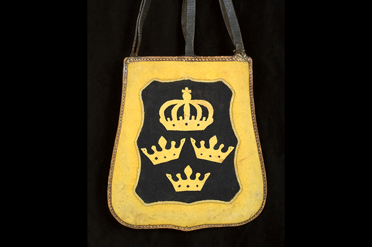 Sabeltaska med tre fastsydda bärremmar. Foto: © Matilda Thulin / Malmö museum