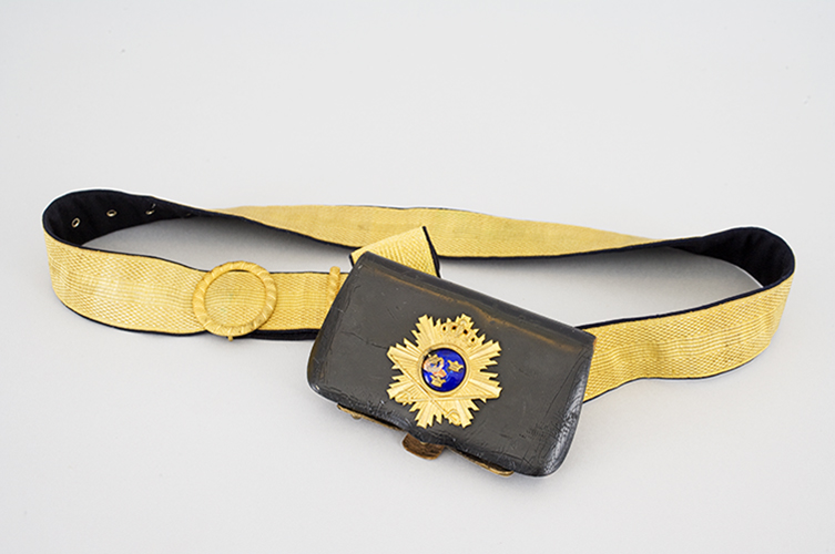 Kartuschlåda, modell 1895 med inredning för 12 patroner. Med märke för husarregementena (officer). Foto: © Vladimira Tabáková / Malmö museum. 