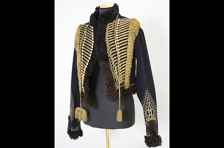 Pälsdolma för Kronprinsens husarregemente från 1840-talet. Har tillhört Oscar I och lär ha burits av honom under hans vistelse i Malmö 1848. Övertagen av givarens fader. Foto: © Vladimira Tabáková / Malmö museum