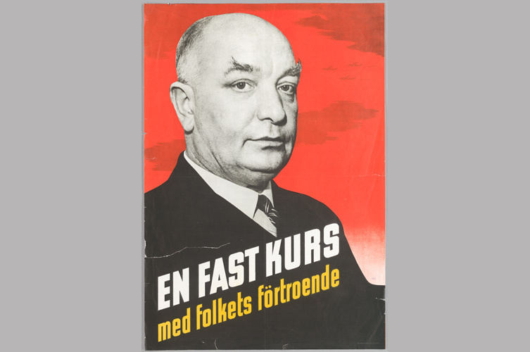 Fotografi på en valaffisch med ett porträtt på Per Albin Hansson. På affischen står det "En fast kurs med folkets förtroende" 