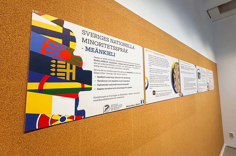 Skyltar med information som är utställningen.