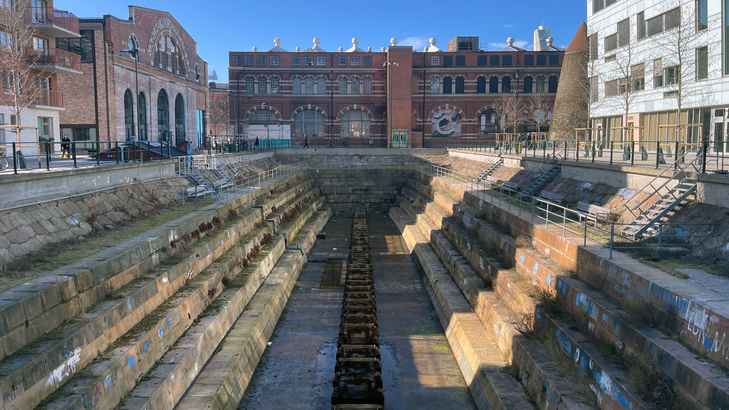Gamla Dockan, Malmös äldsta torrdocka från Kockumstiden sedd från den nya gångbron över dockporten.