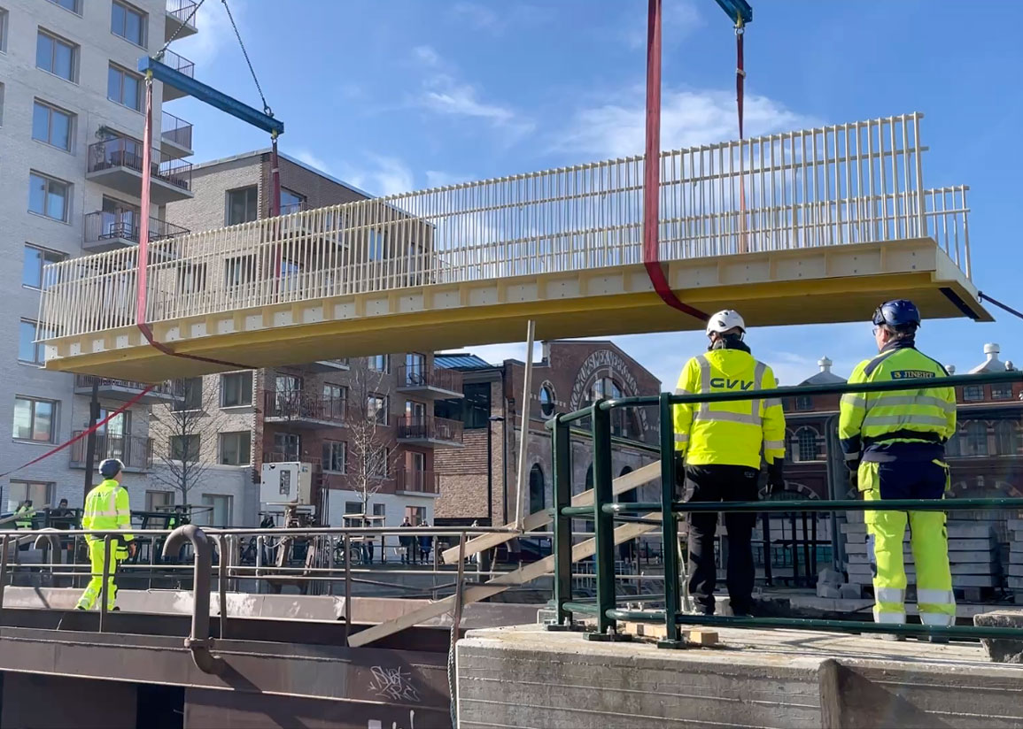Dockportsbron svävar i luften för att lyftas på plats.