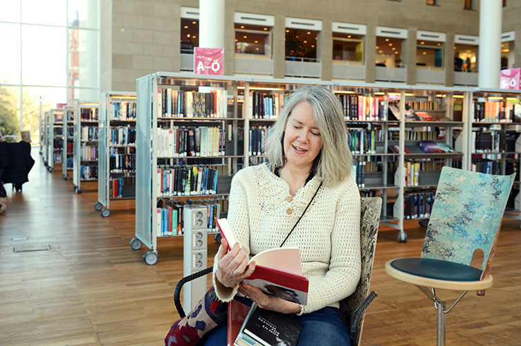 Nina sitter i Ljusets kalender och läser ur Arundhati Roys "Mitt skydd och min storm".