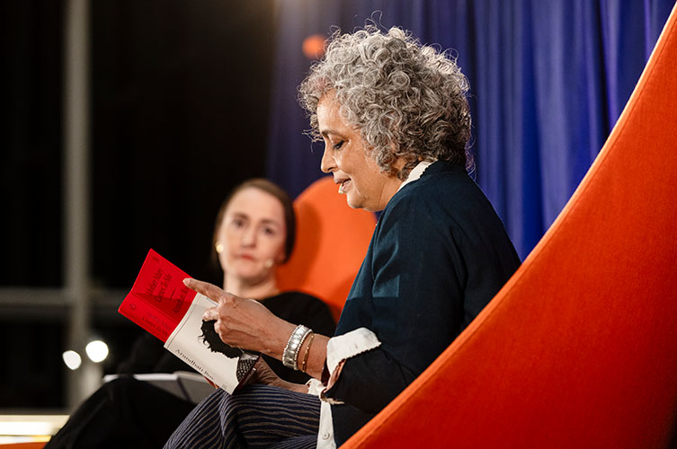Arundhati Roy läser på Författarscenen med moderatorn Johanna Koljonen i bakgrunden.
