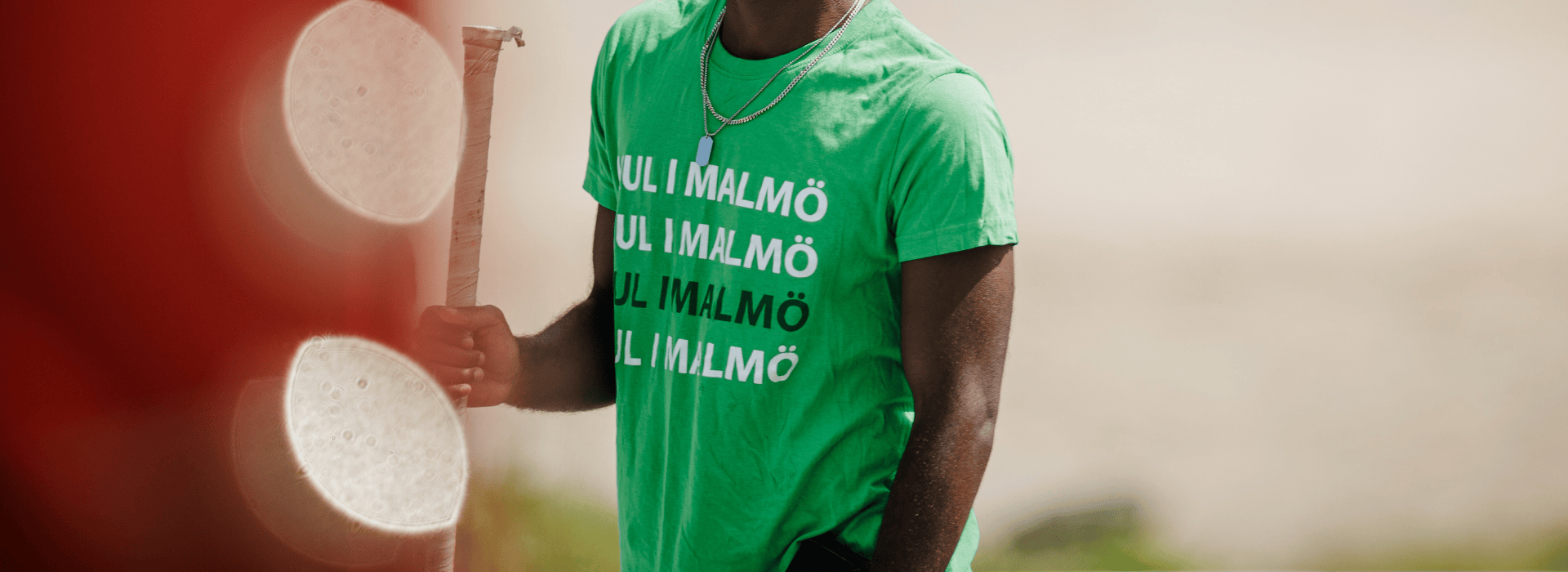 En person med grön tröja med texten "KUL I MALMÖ".