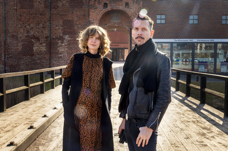 Konstnärsduon fotograferade framför Malmöhus slott. 