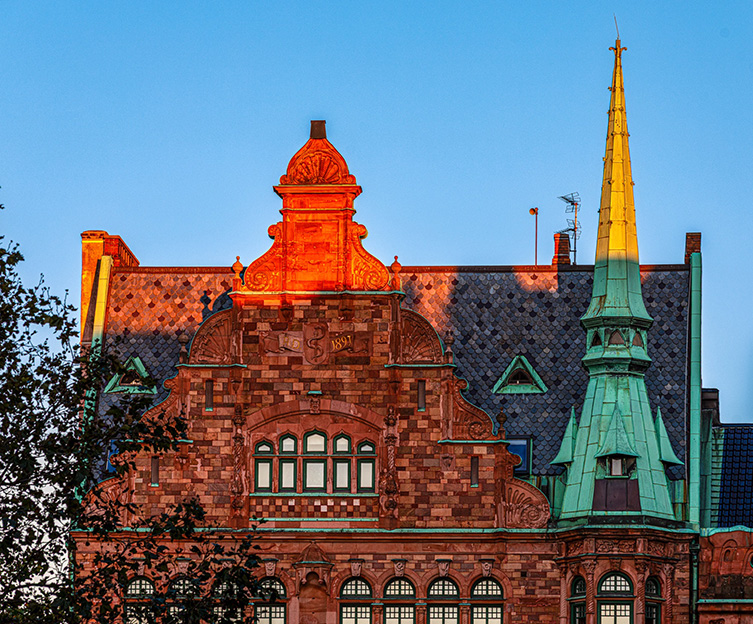 Foto som medverkar i utställningen med gammeldags hustopp.