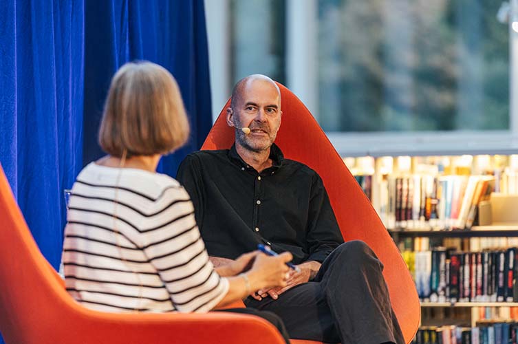 Patrik Svensson i samtal på Författarscenen på Malmö stadsbibliotek.