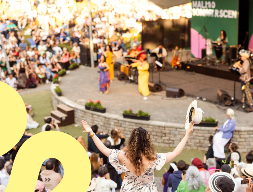 Det är livligt och fullt med folk vid de stora scenerna på Malmö Sommarscen.