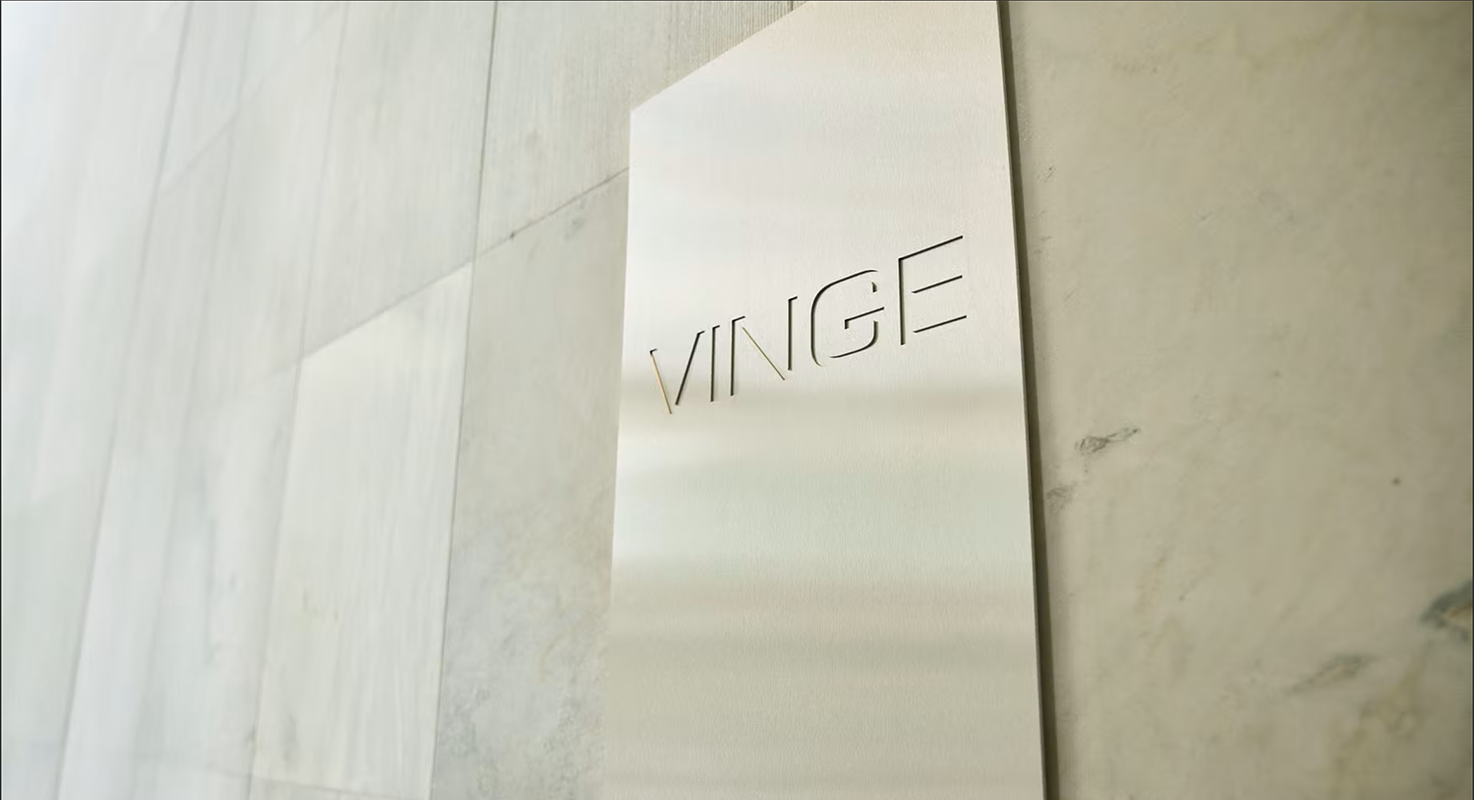 Foto på advokatbyrå Vinges logotyp uppsatt på en väggskylt