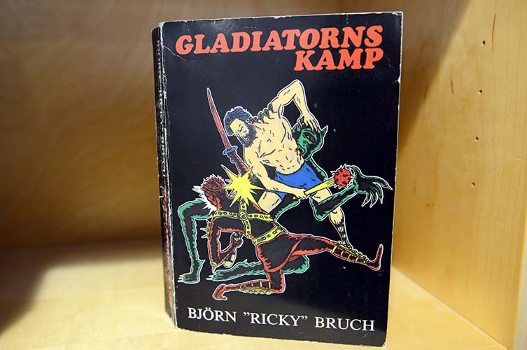 Boken Gladiatorns kamp med illustration där Ricky Bruch slår ner en annan person.