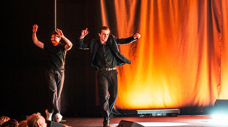 Killarna från Eco Solutions kliver upp på scenen på Näringslivsgalan.