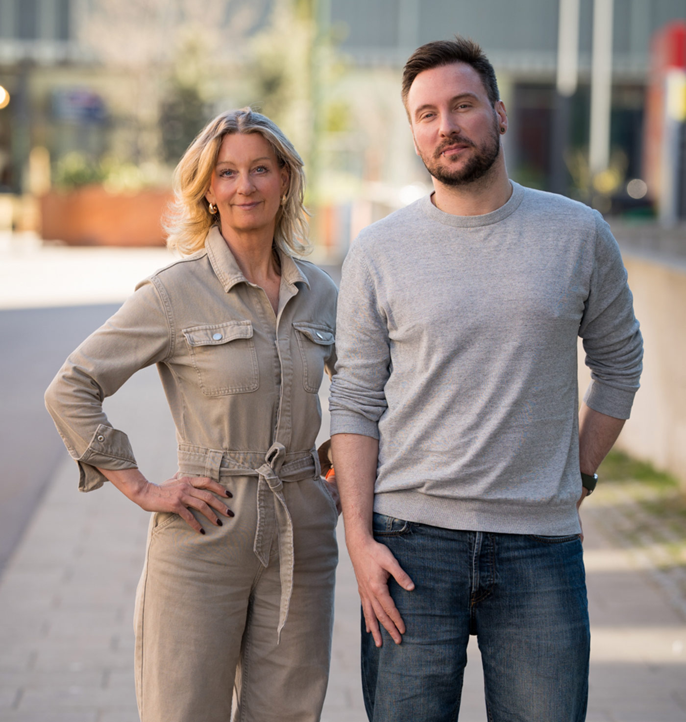 Marika och Seth från Vuxvägledning Malmö stående utomhus med byggnaden Éntré i bakgrunden.
