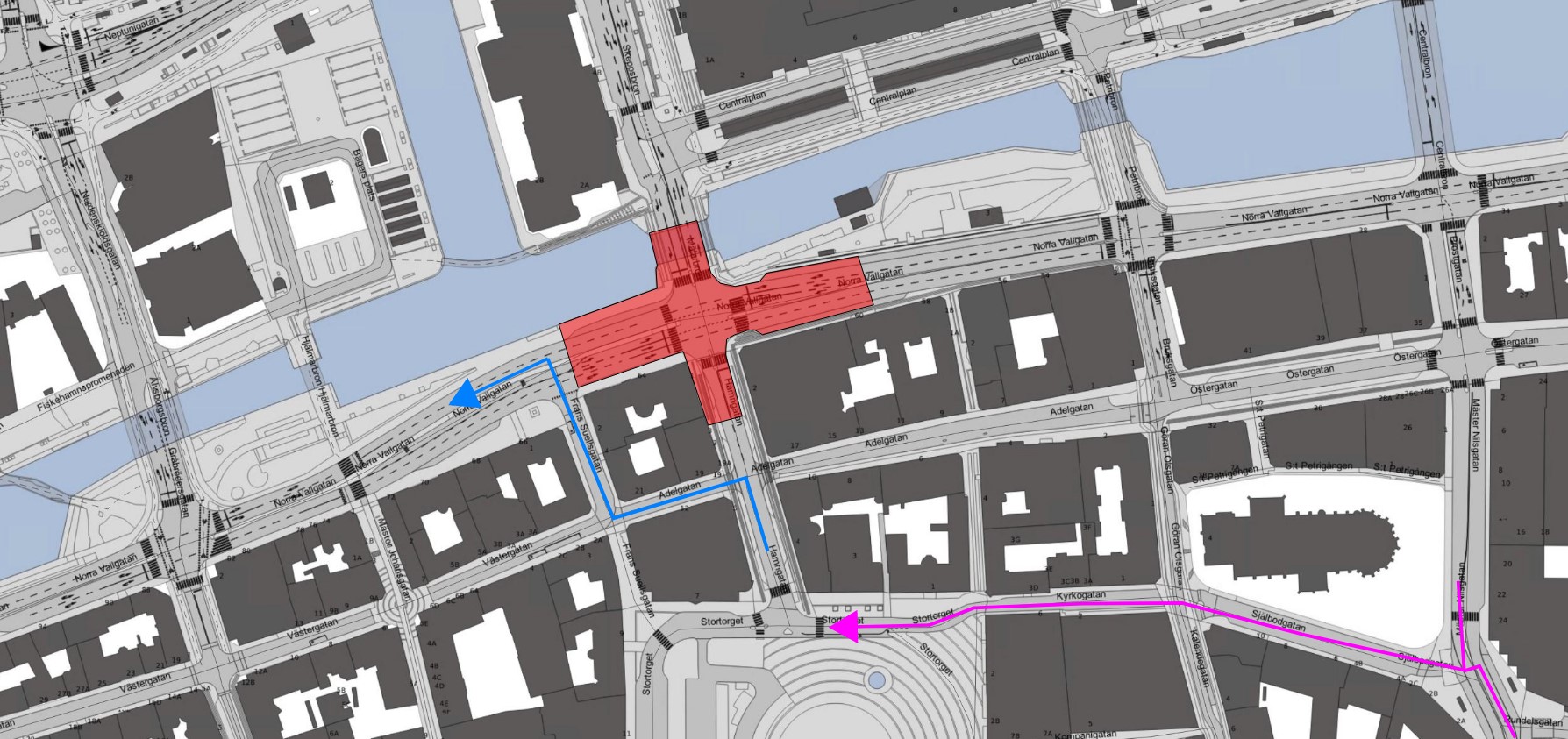 Bilden visar en karta där Norra Vallgatan är avstängd mellan Frans Suellsgatan och Bruksgatan. Bilar in till Stortorget leds om från Mäster Nilsgatan, Själbodgatan och Kyrkogatan och trafik ut från Stortorget leds om via Hamngatan, Adelgatan och Frans Suellsgatan.  Tung trafik leds om via bland annat Nordensköldsgatan och Frihamnsviadukten.