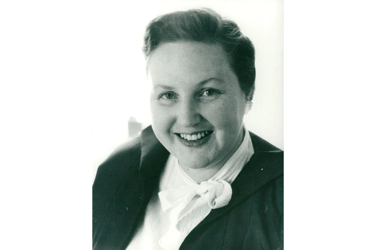 Svartvitt porträtt av Anna Lisa Wärnlöf.