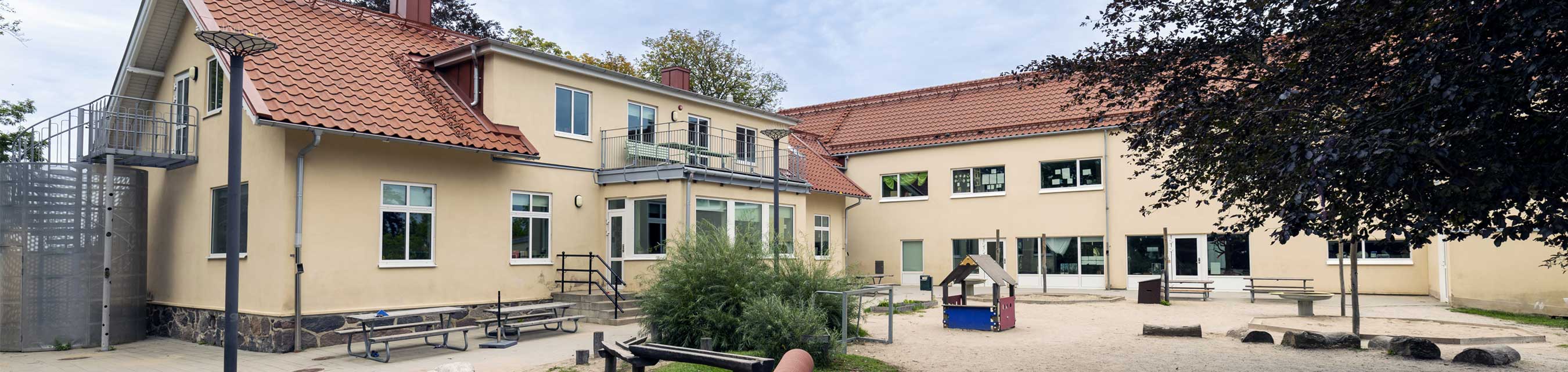 Stångbönans förskola är byggd i två plan och har fyra avdelningar.
