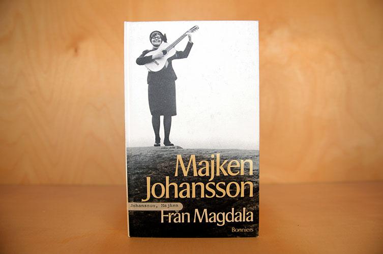 Boken Från Magdala av Majken Johansson med författaren spelandes gitarr på omslaget.