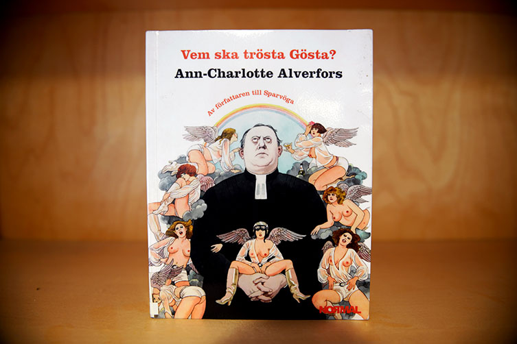 Bokomslag till "Vem ska trösta Gösta?" av Ann-Charlotte Alversfors, med präst omgiven av lättklädda kvinnor.