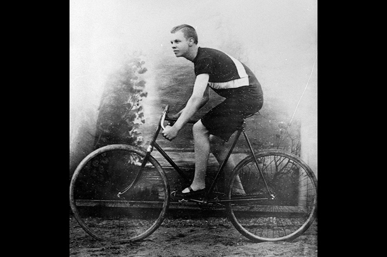 Cyklist i profil, svartvitt foto.