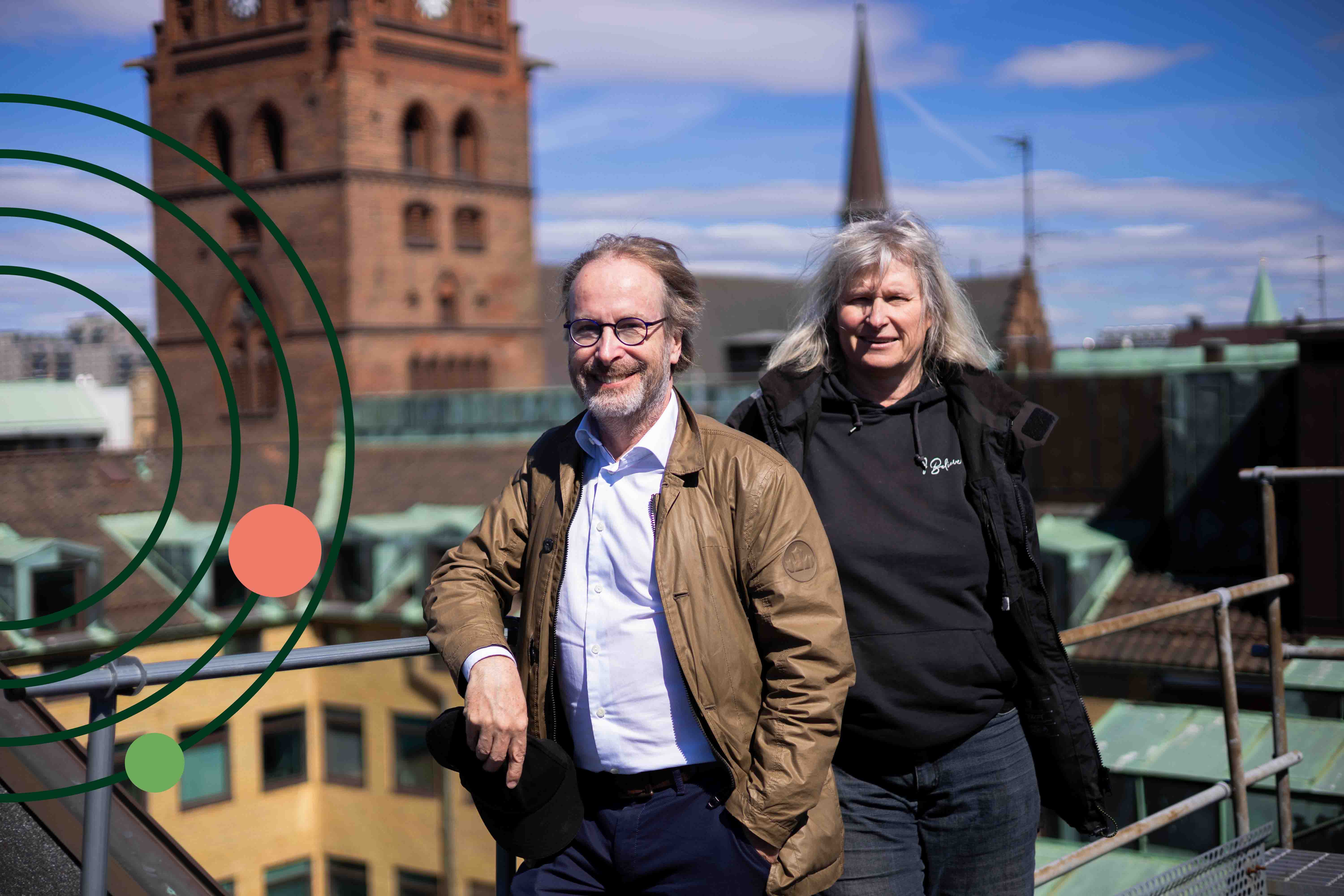 Mårten Spanne har glasögon och Susanna Gustafsson svart jacka, de står på Rådhustaket i Malmö.
