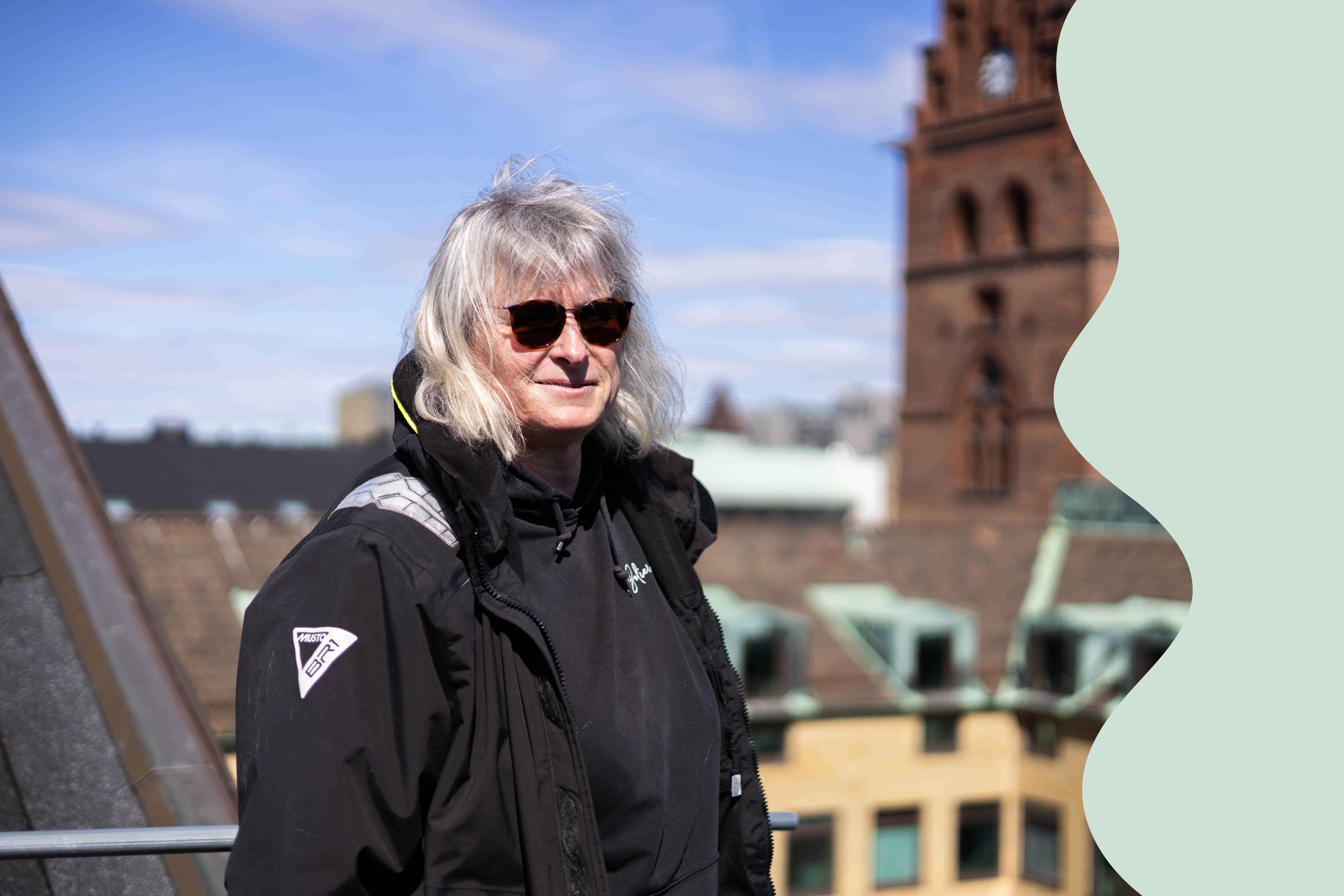Susanna Gustafsson har ljust hår och svarta solglasögon.