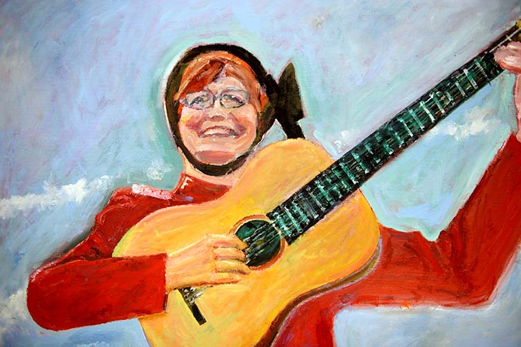 Målning av leende kvinna som spelar akustisk gitarr.