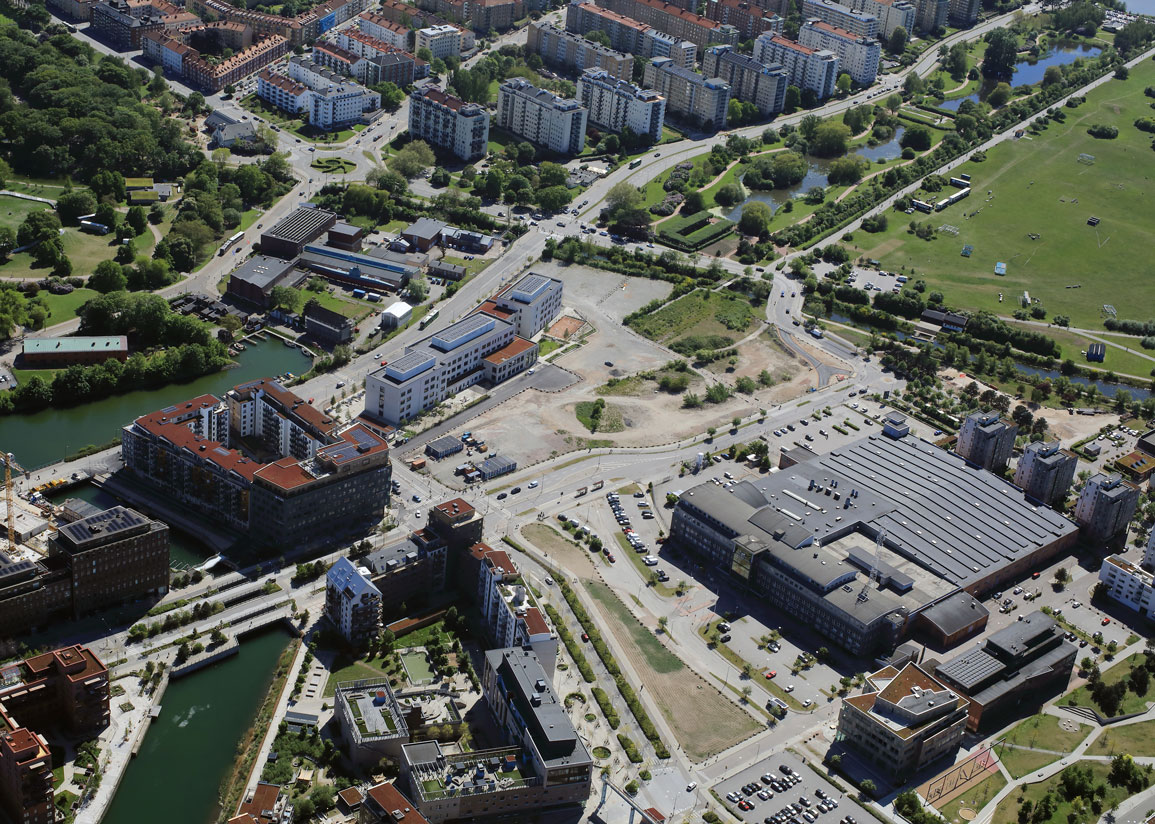 Flygvy över området Citadellsstaden med Ribersborg, Öresundsparken, Slottsparken och delar av Varvsstaden en solig sommardag.