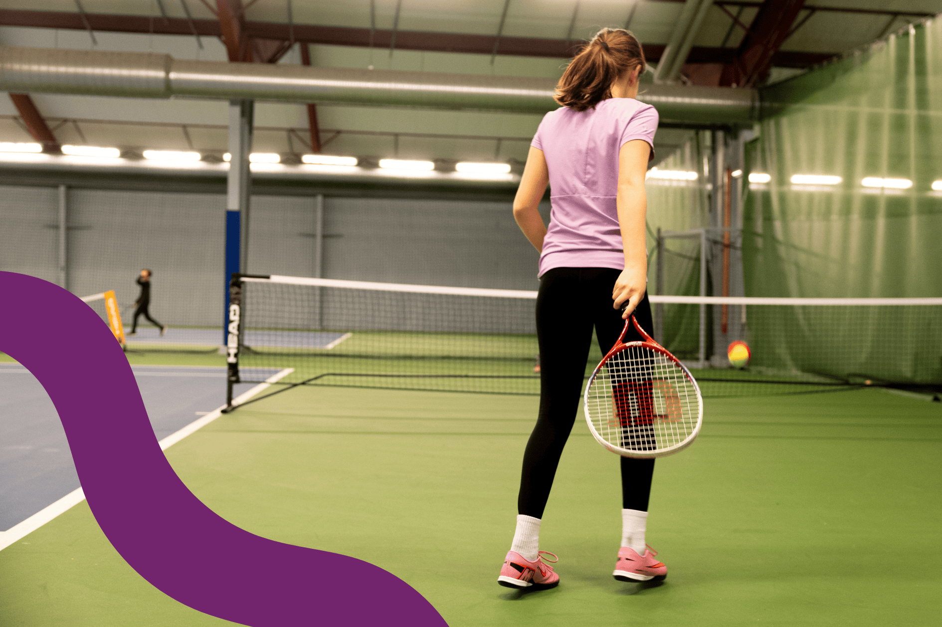 En ung person står på en tennisbana och håller i ett tennisracket.