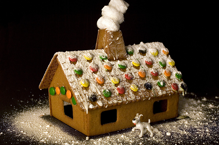 Pepparkakshus med färgglada chokladknappar på taket. 