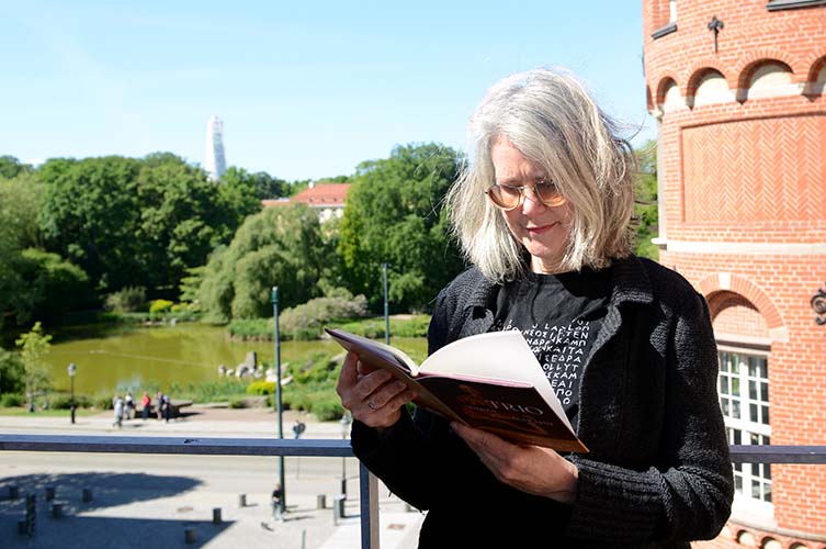 Boktipsaren Nina på terrassen.