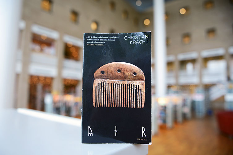 Boken "Air" uppställd på hylla.