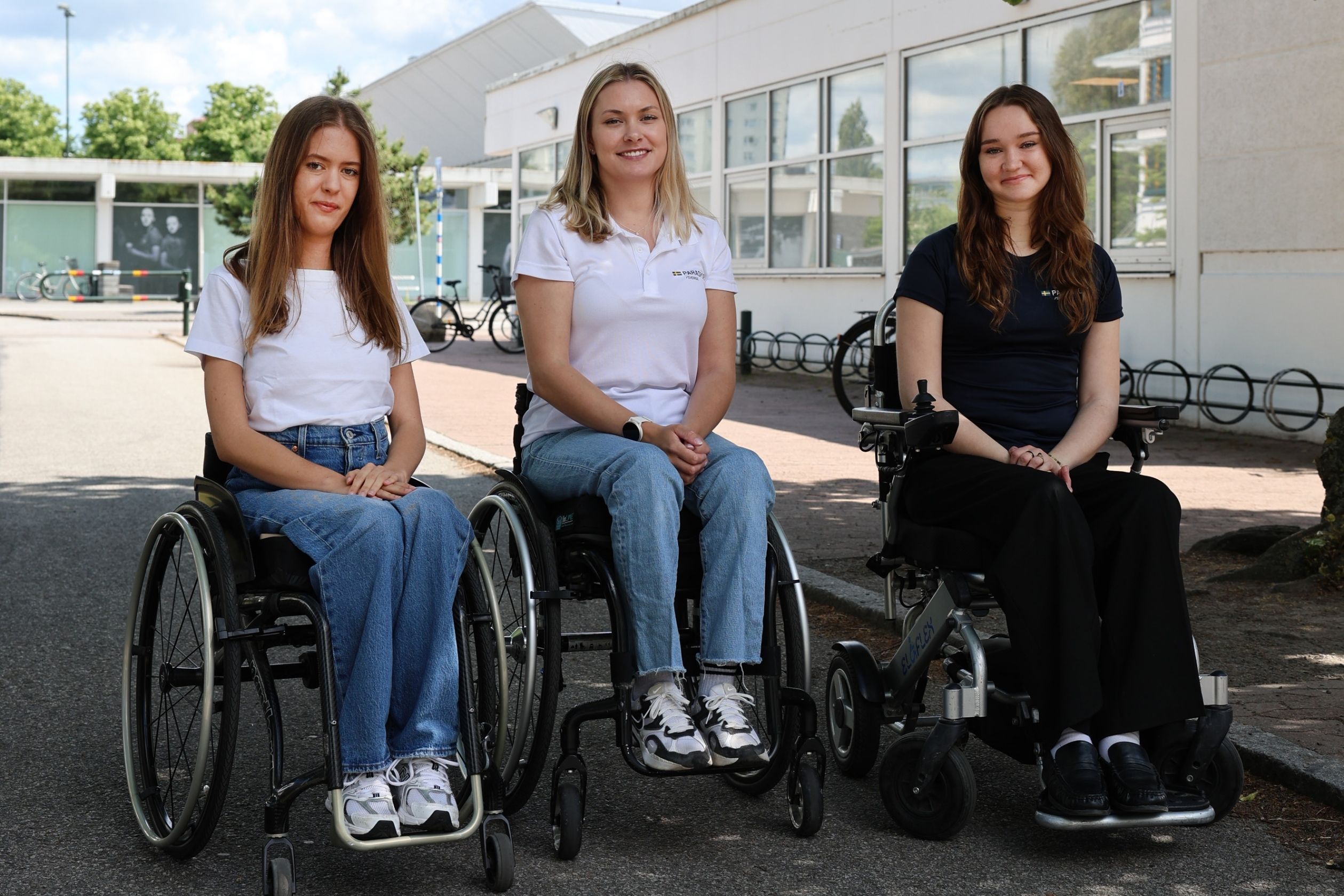 Tre parasportguider på stadionområdet.