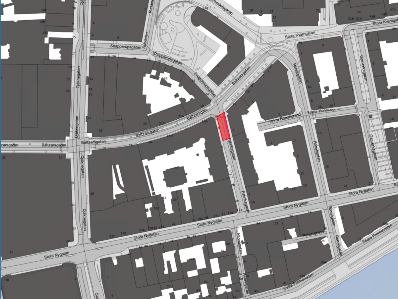 Bilden visar en karta där Fabriksgatan är avstängd. Fotgängare kan ta sig igenom på västra sidan, liksom cyklister som leder cykeln. Övriga trafikanter måste välja annan väg.
