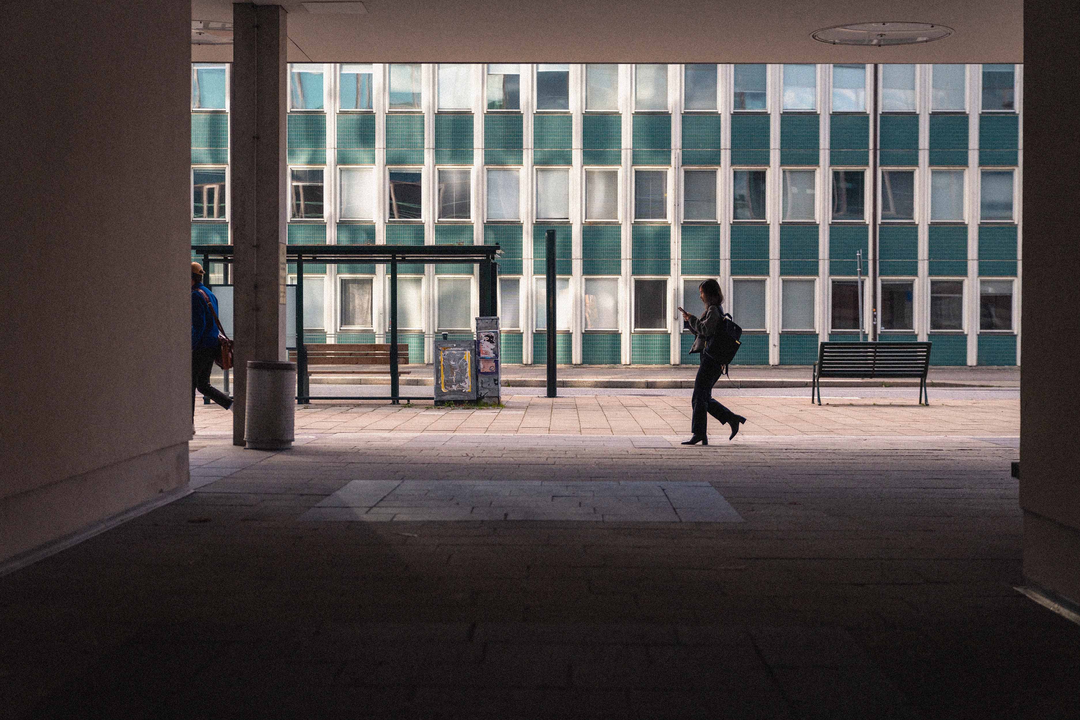 Kvinna gående på gatan
