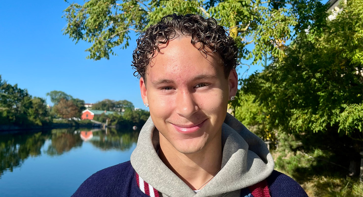 Jason i kort lockigt hår vid kanalen i närheten av skolan.