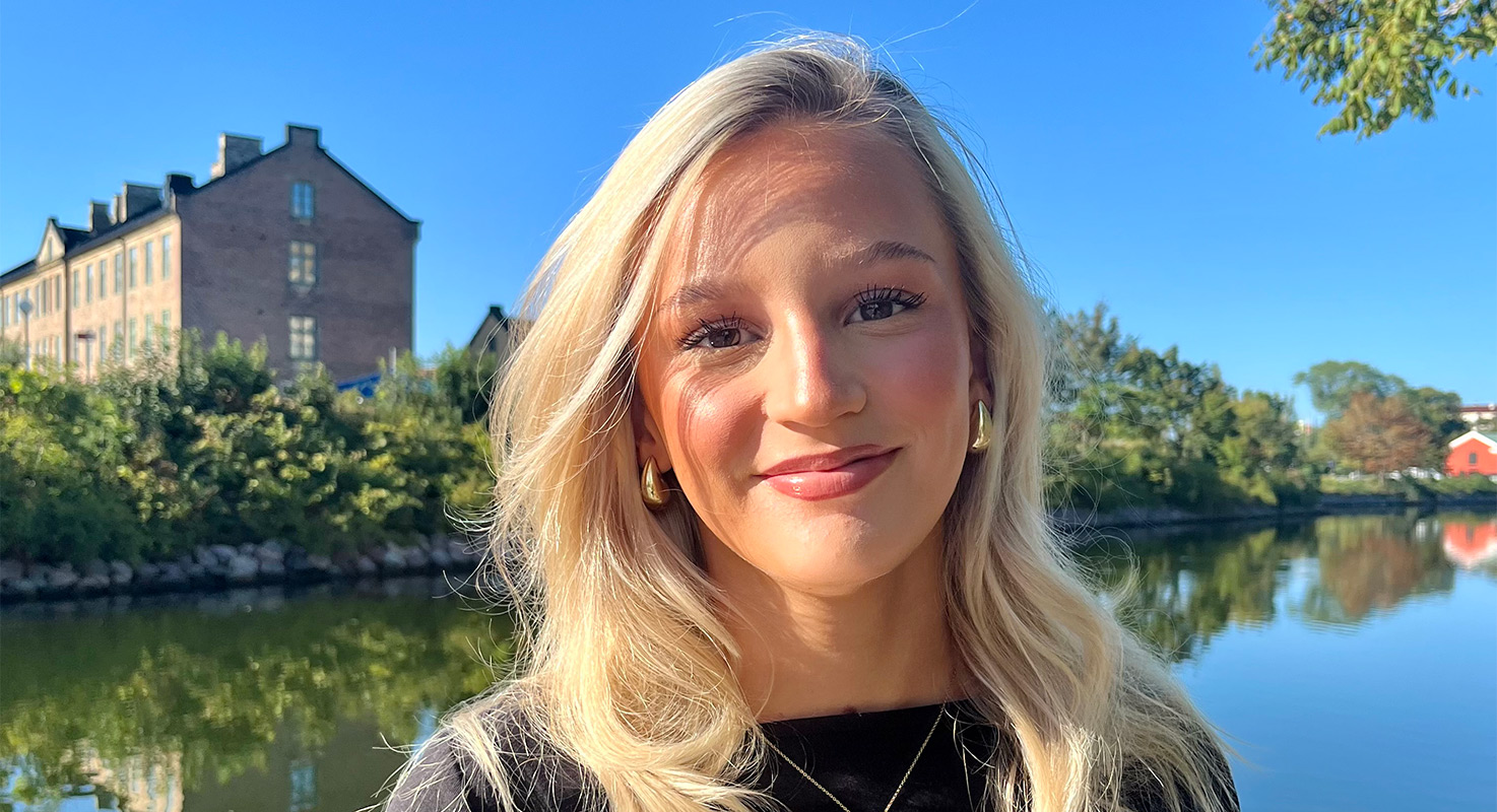 Alice i långt ljust hår vid kanalen i närheten av skolan.
