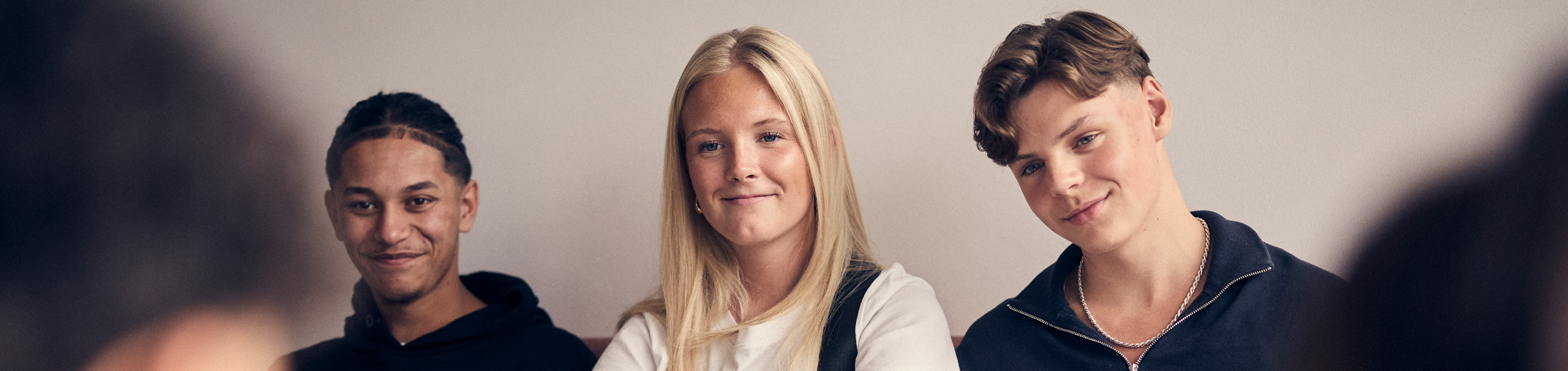 Ungdomar sitter tillsammans i ett grupparbete.