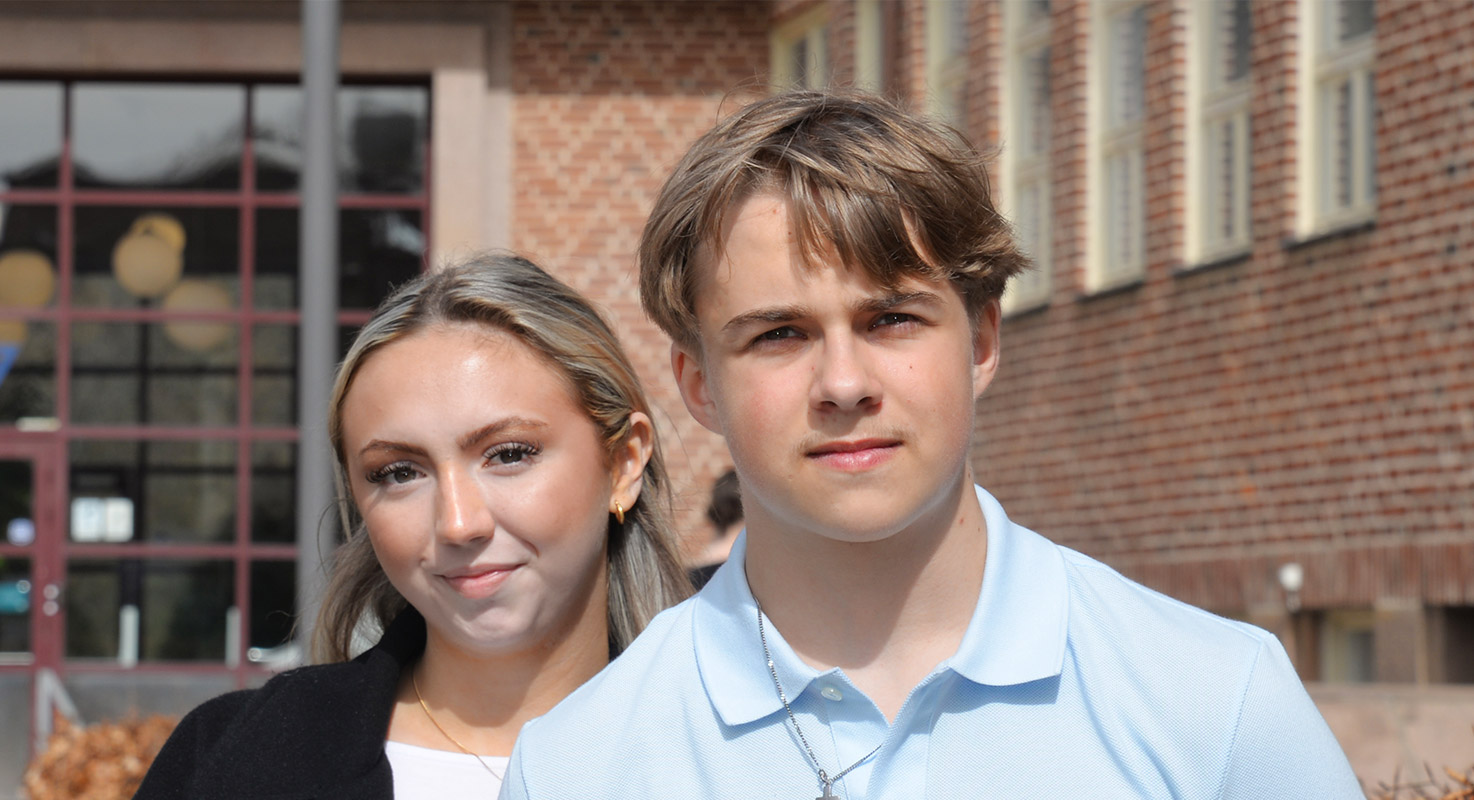 Wilma och Svante på en solig skolgård.