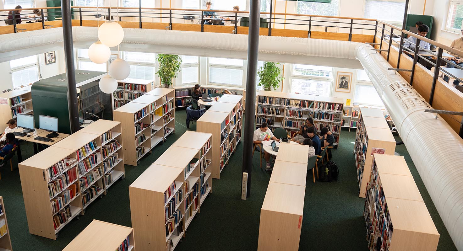 Skolans bibliotek sett uppifrån.