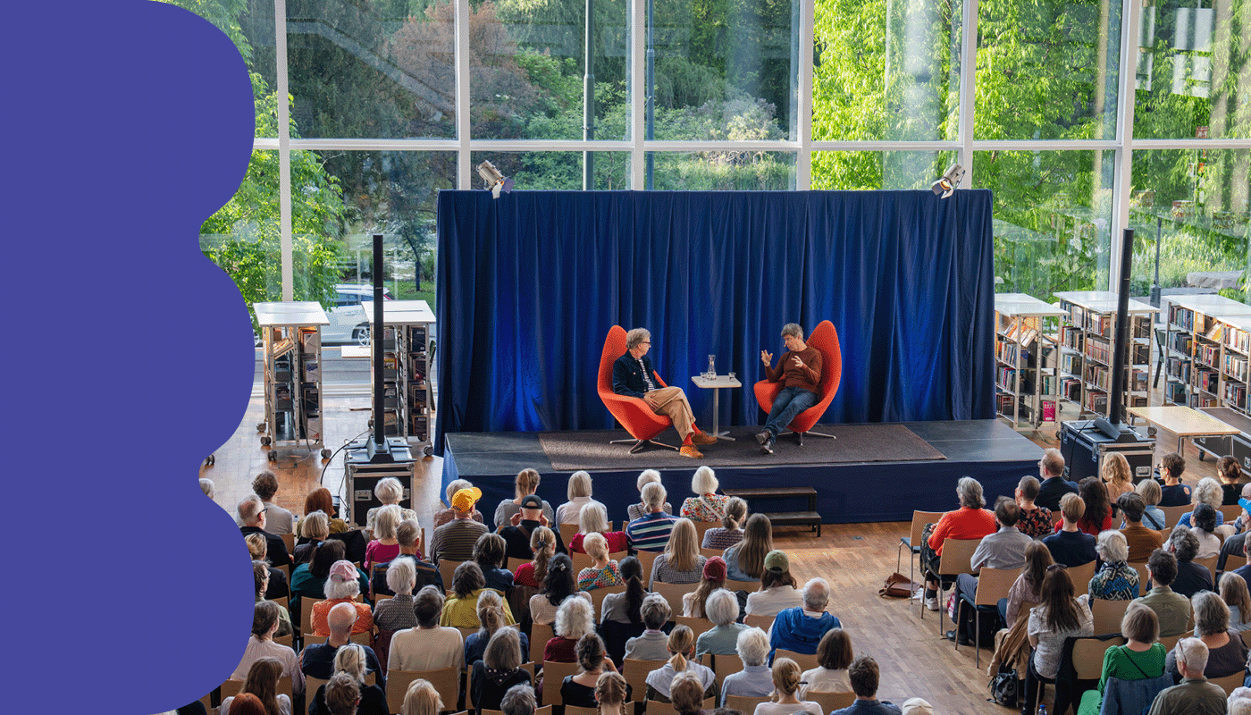 Samtal med stor publik på Författarscenen i Ljusets kalender på Stadsbibliblioteket.