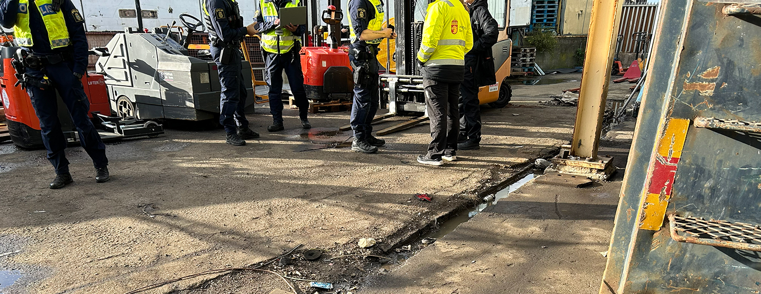 Personer från flera myndigheter står och samtalar