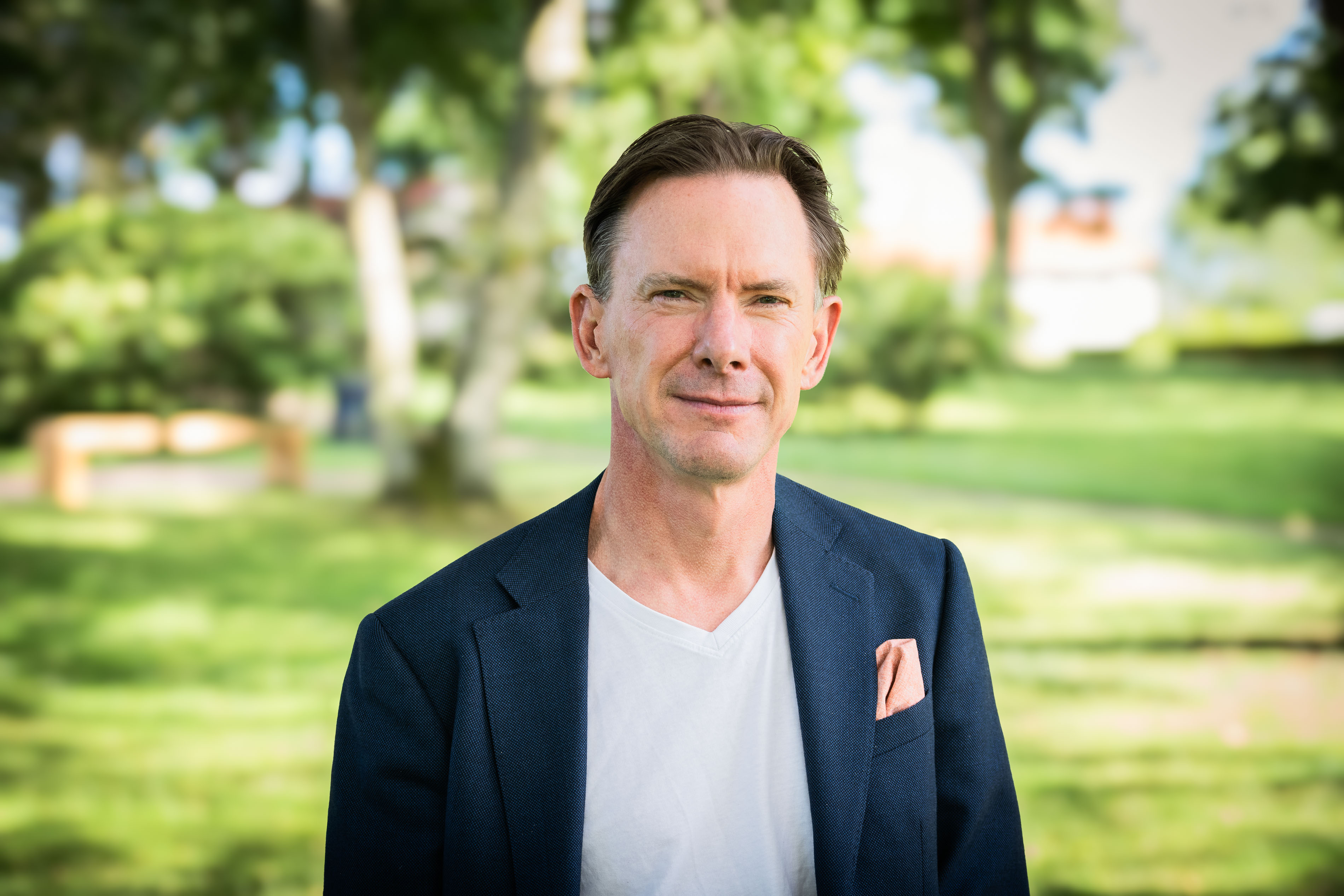 Patrik Nyholm har kort mörkt hår och kavaj. 