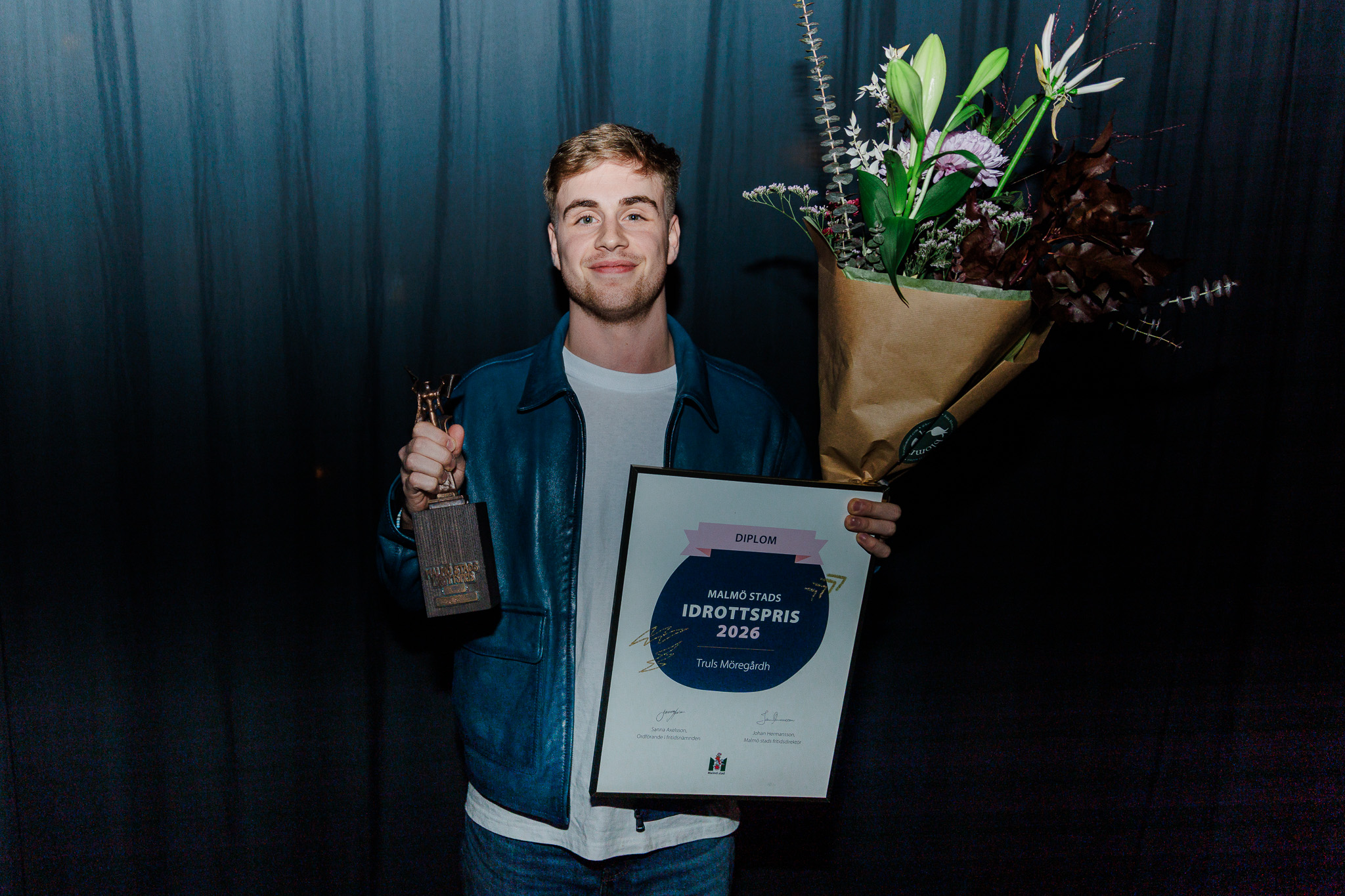 Truls Möregårdh med pokal, diplom och blombukett