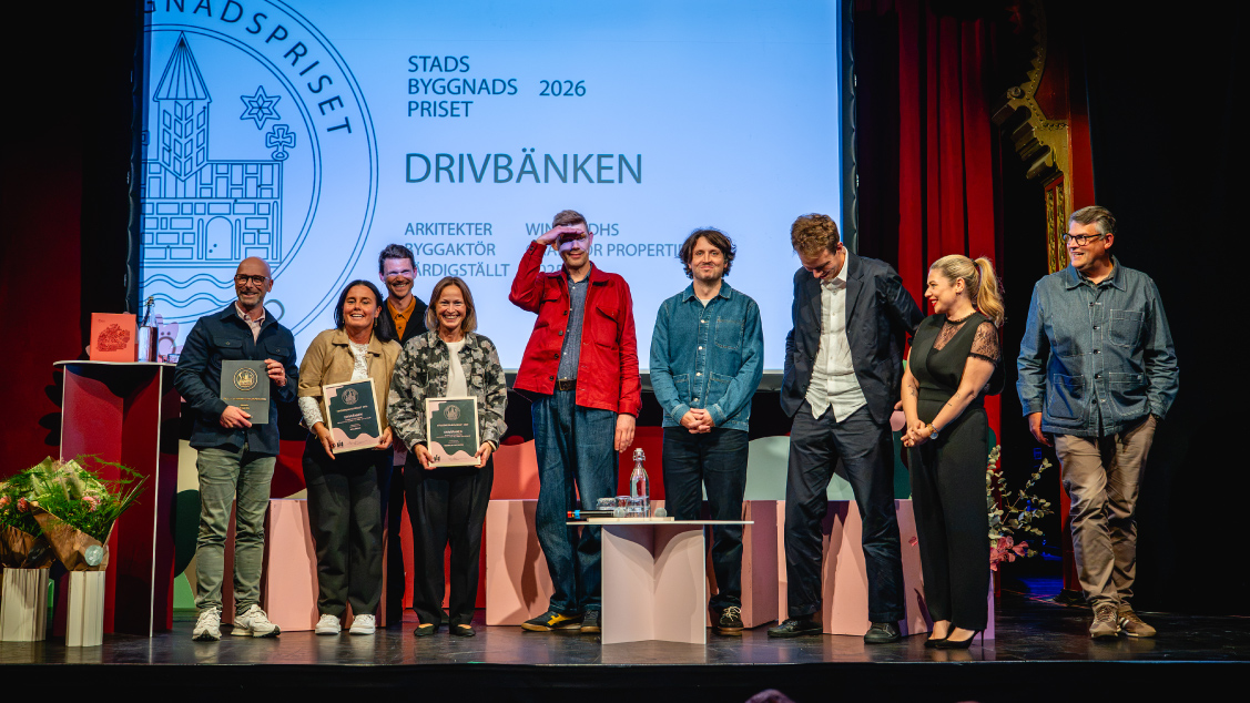 Vinnarna av årets stadsbyggnadspris tar emot priset på scen.
