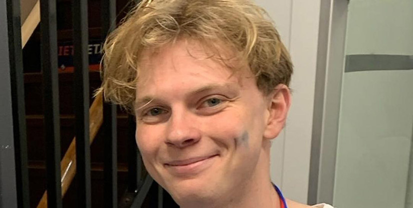 En glad kille med ljust hår.