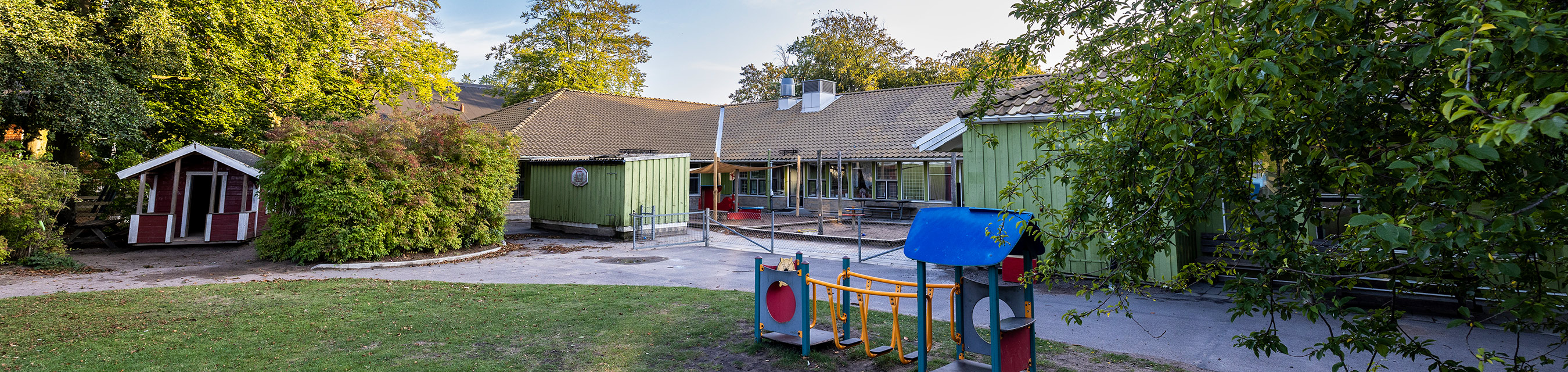 Östra Fäladens förskola är byggd i ett plan och har fyra avdelningar. 
